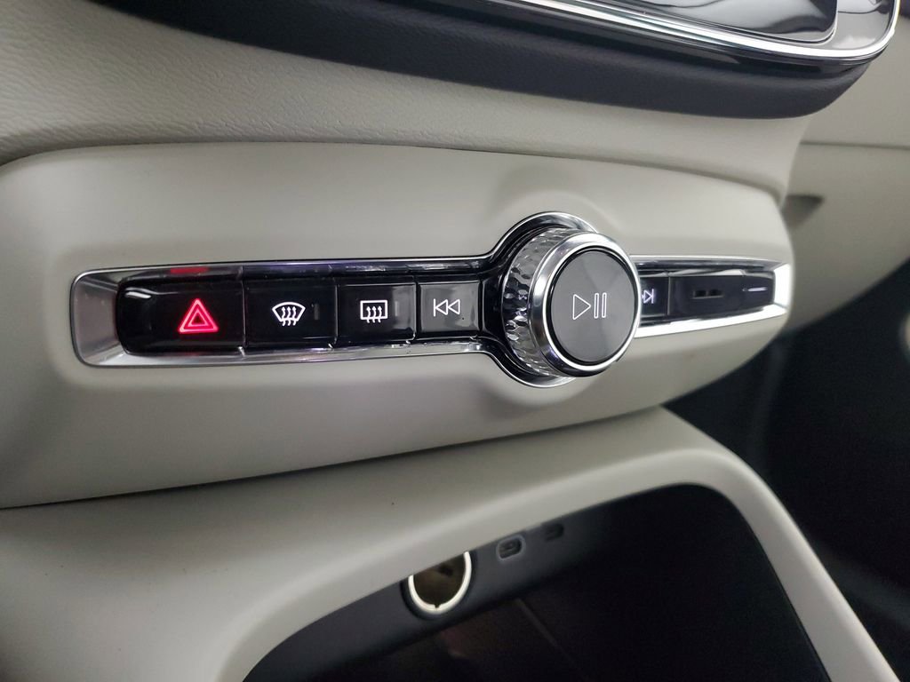 Certified 2026 Volvo XC40 B5 Ultra w/ Climate Package image 32