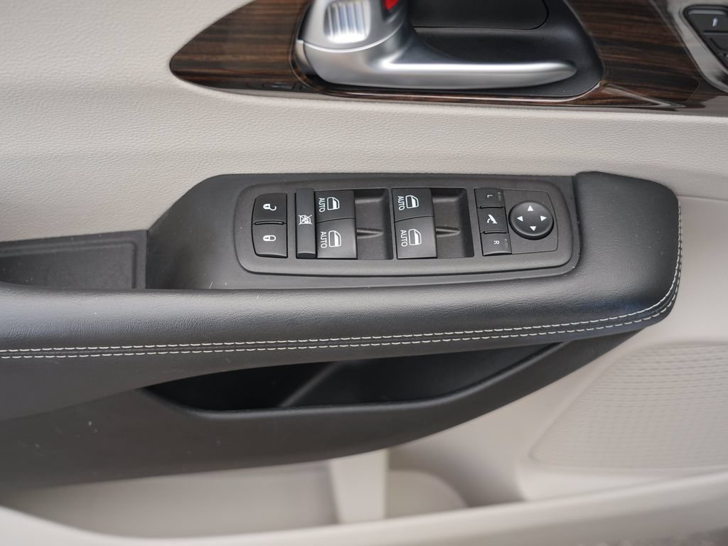 Used 2024 Chrysler Pacifica Limited FWD image 16
