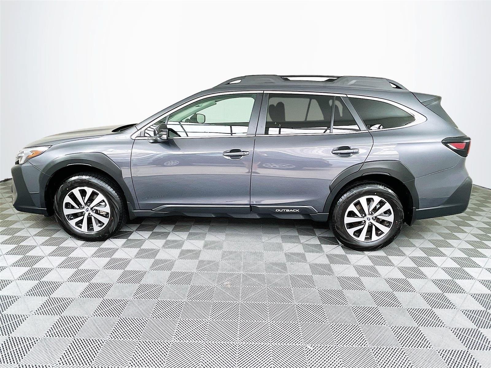 Certified 2025 Subaru Outback Premium AWD/4WD image 4