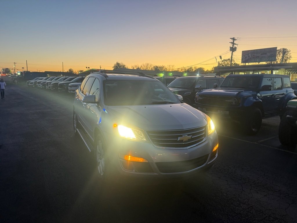 Used 2017 Chevrolet Traverse LT w/ Style and Technology Package image 2