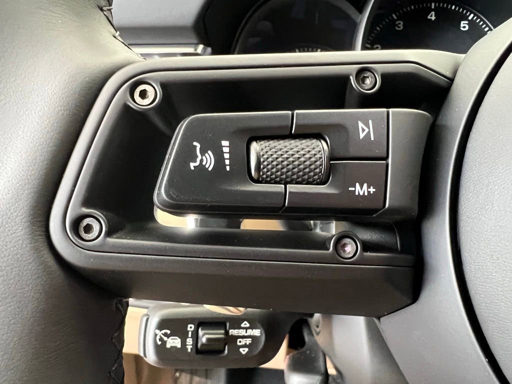 Used 2025 Porsche Macan image 9