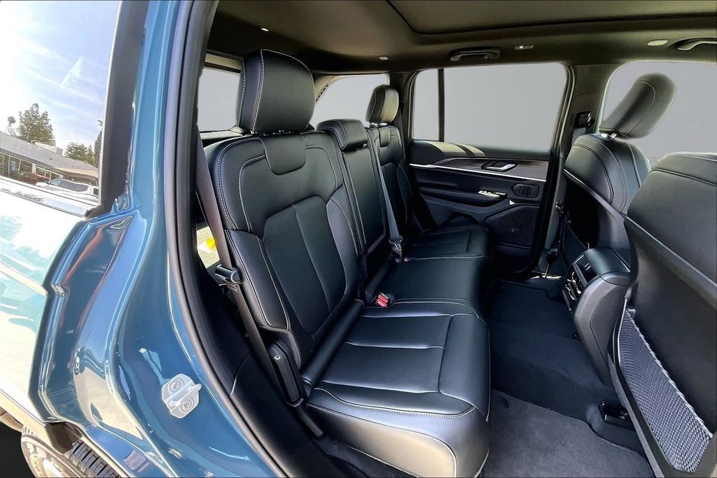 New 2026 Jeep Grand Cherokee Limited w/ Limited Altitude Package AWD/4WD image 18