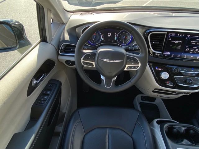 Used 2024 Chrysler Pacifica Touring-L image 28