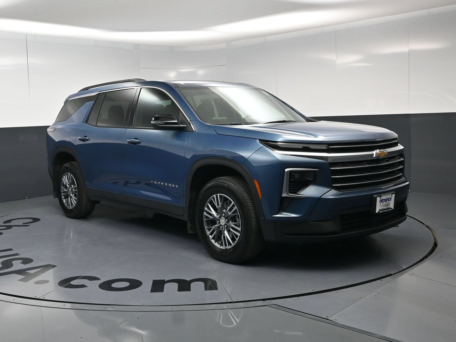 Used 2025 Chevrolet Traverse LT FWD image 2