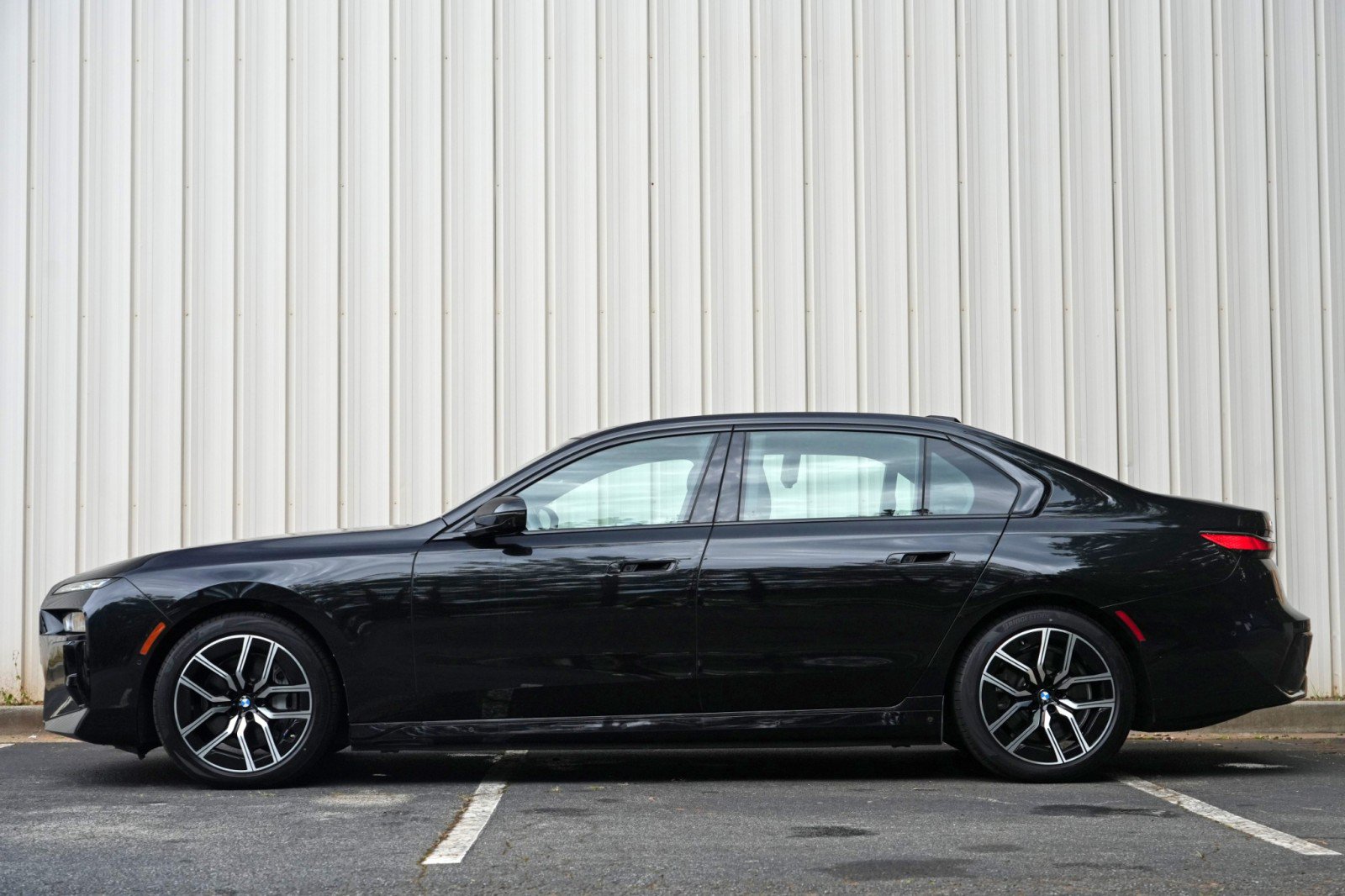 Used 2023 BMW i7 xDrive60 w/ Executive Package 2 AWD/4WD image 9