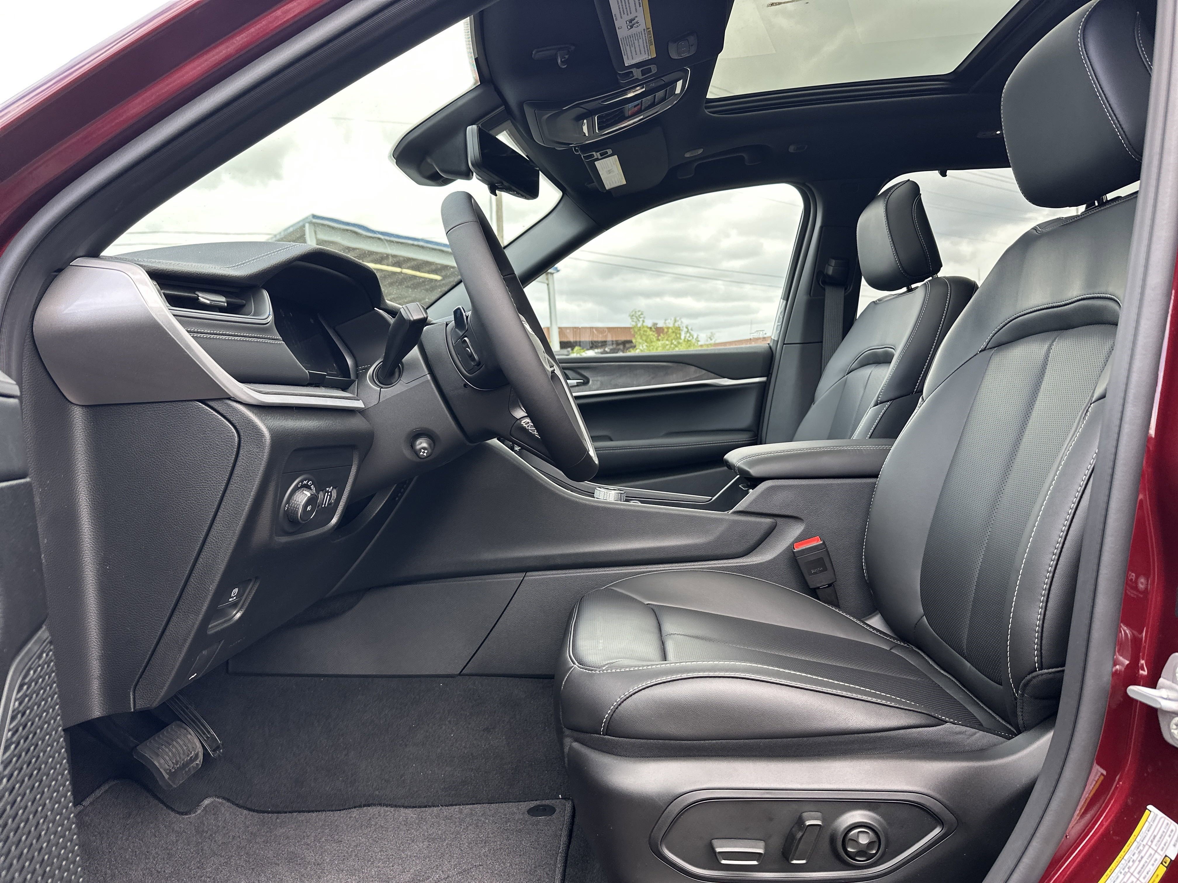 New 2025 Jeep Grand Cherokee Limited w/ Luxury Tech Group II image 10