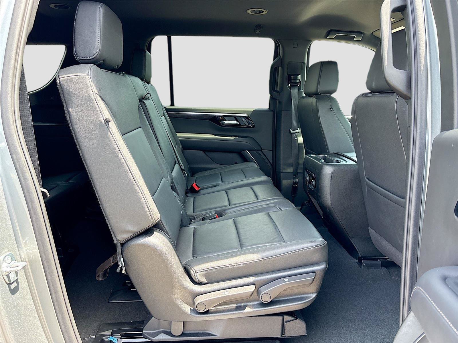 Used 2025 Chevrolet Suburban Z71 AWD/4WD image 28