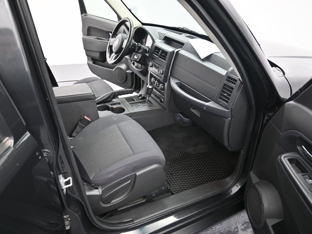 Used 2011 Jeep Liberty Sport image 32