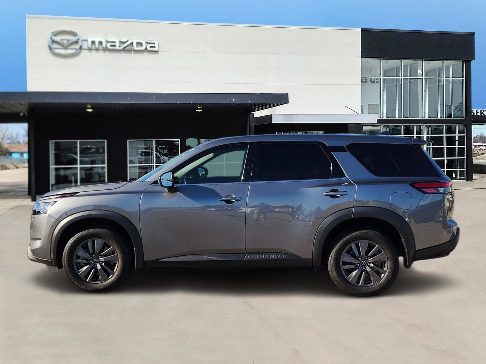 Used 2023 Nissan Pathfinder S image 3