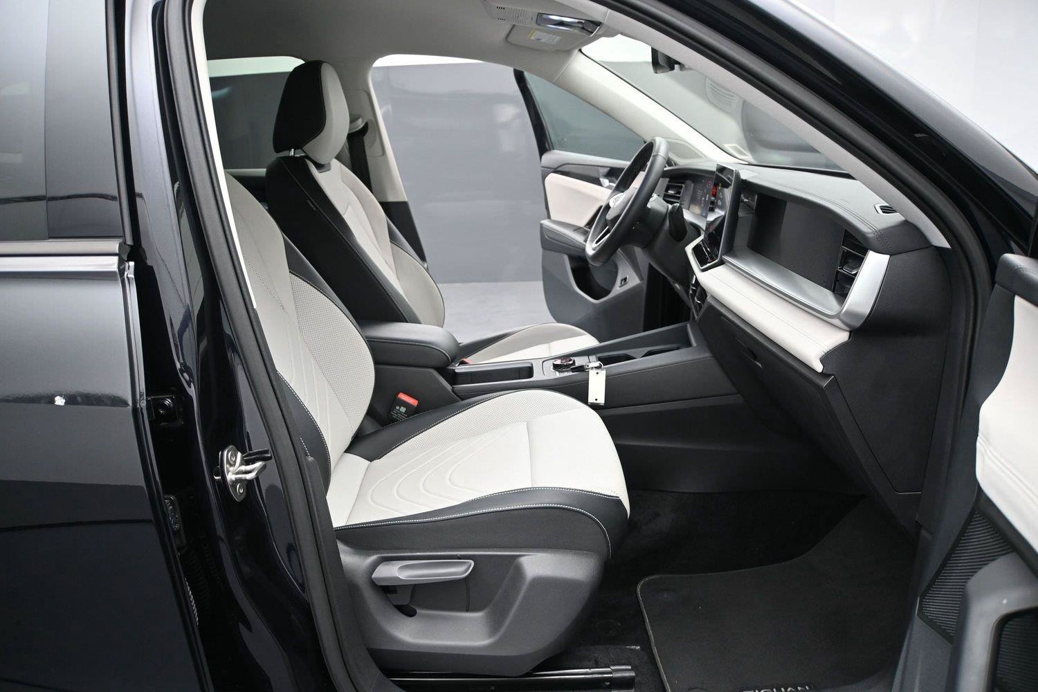 Used 2025 Volkswagen Tiguan SE AWD/4WD image 18