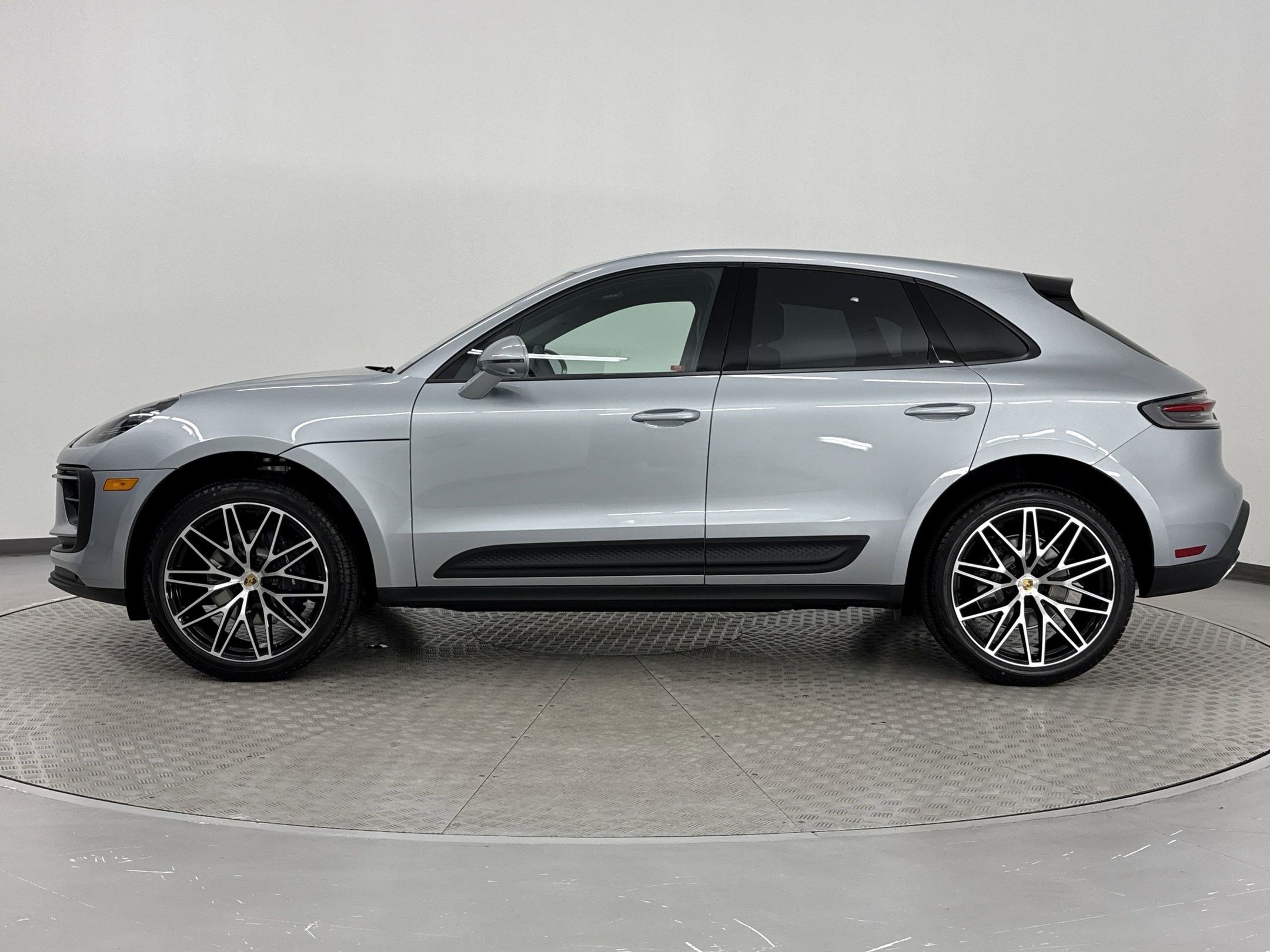 Used 2025 Porsche Macan AWD/4WD image 2