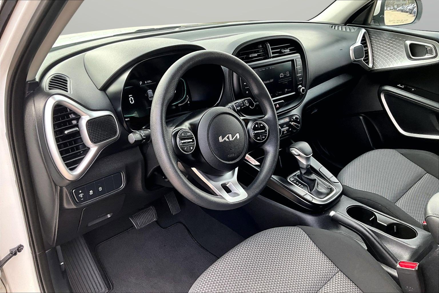 Used 2024 Kia Soul LX w/ Option Group 015 FWD image 19