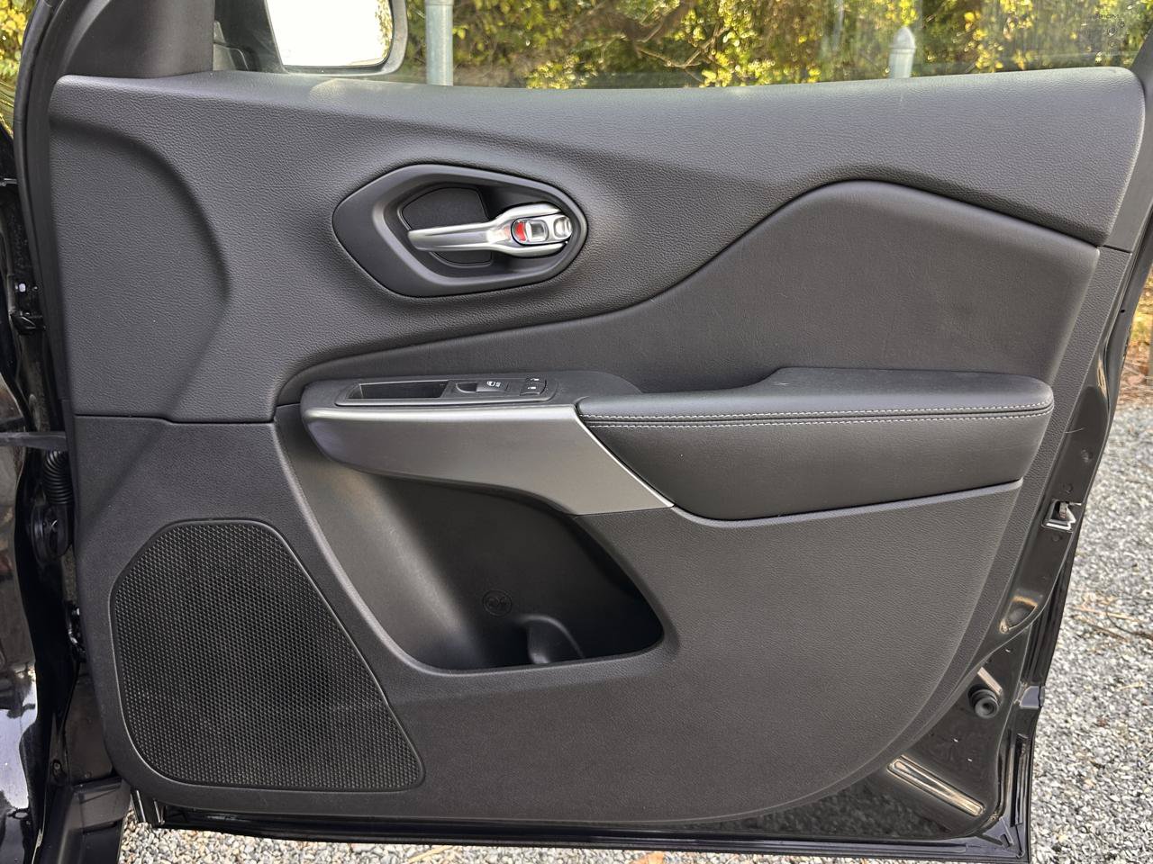 Used 2019 Jeep Cherokee Latitude Plus w/ Comfort/Convenience Group FWD image 37
