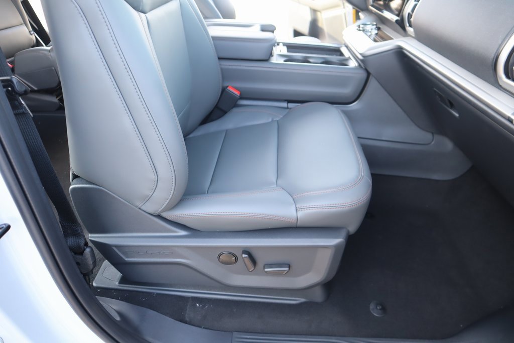 New 2025 Ford Expedition Active image 14