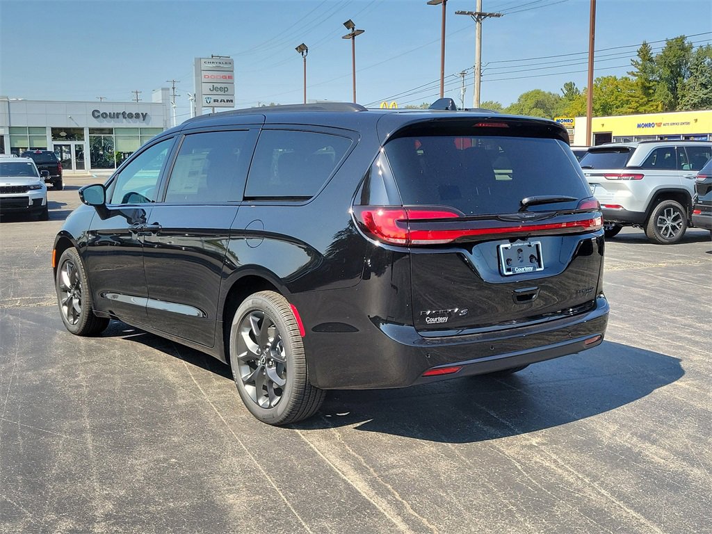 New 2026 Chrysler Pacifica Limited image 3