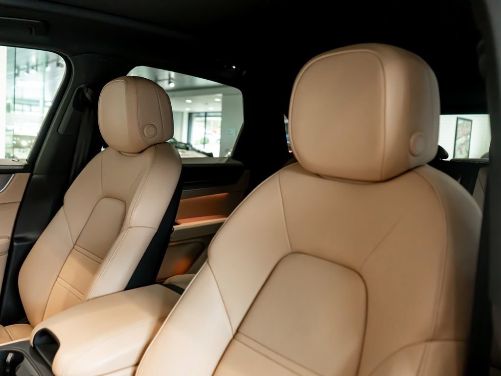 Certified 2025 Porsche Cayenne AWD/4WD image 16