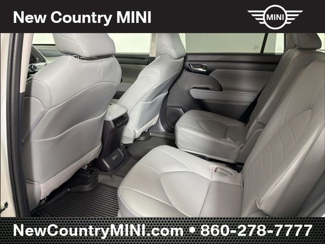 Used 2025 Toyota Highlander XLE w/ Protection Package #3 (TMS) image 18
