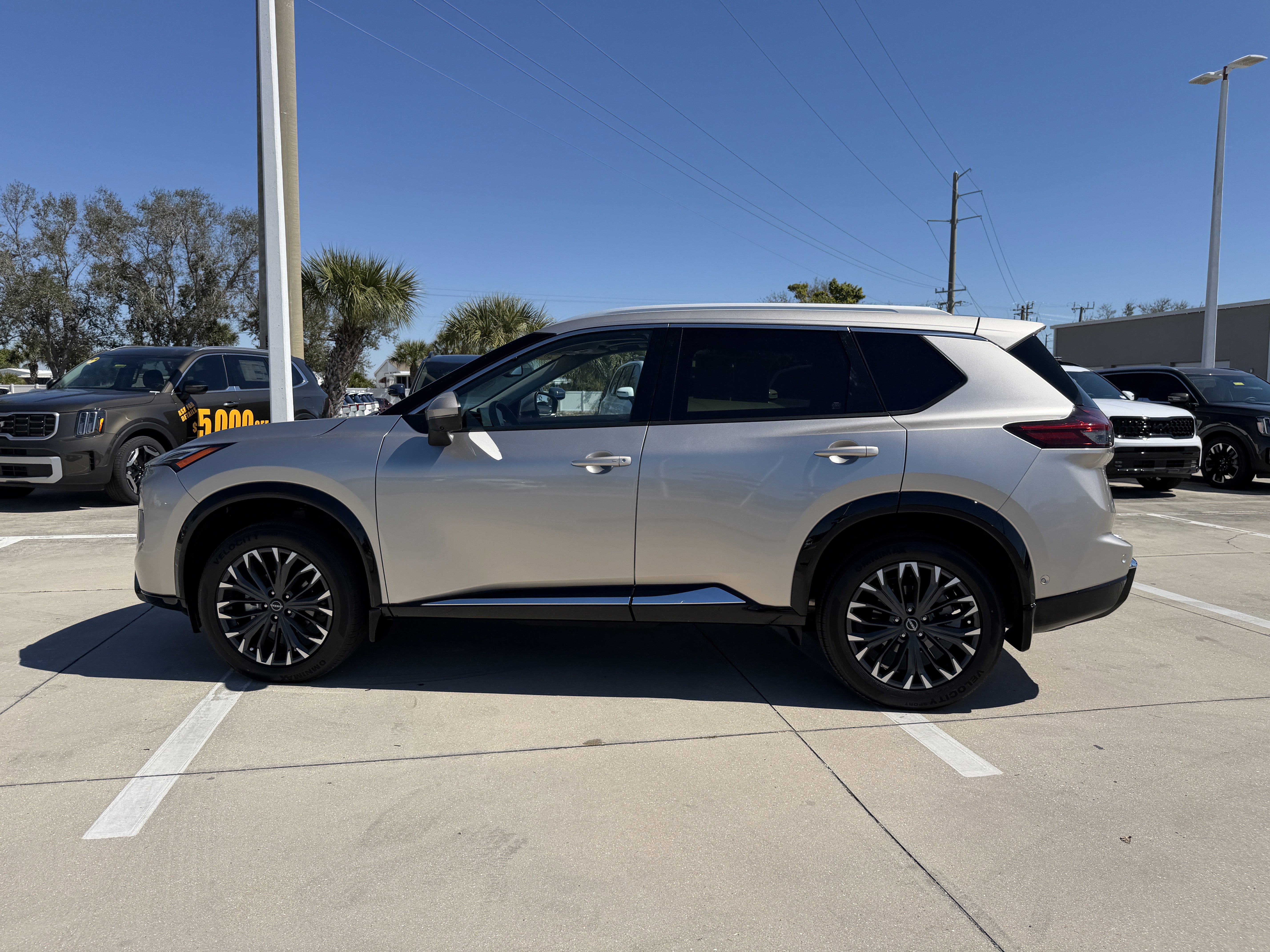 Used 2024 Nissan Rogue Platinum w/ Platinum Premium Package image 7