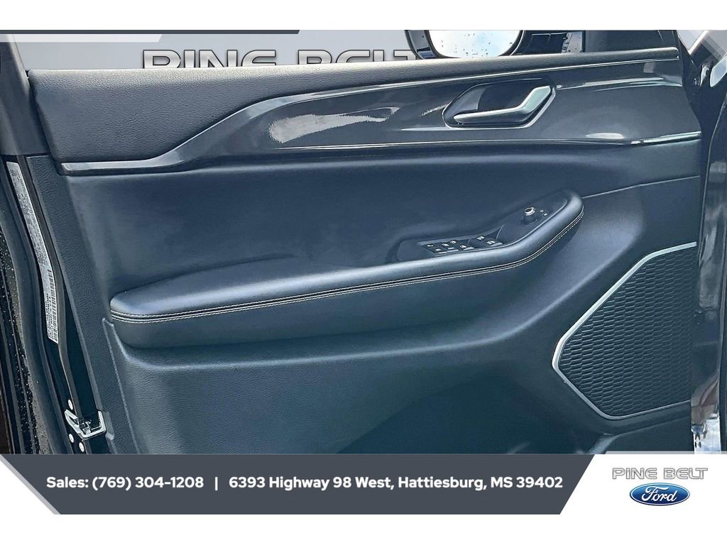 Used 2022 Jeep Grand Cherokee Altitude AWD/4WD image 17
