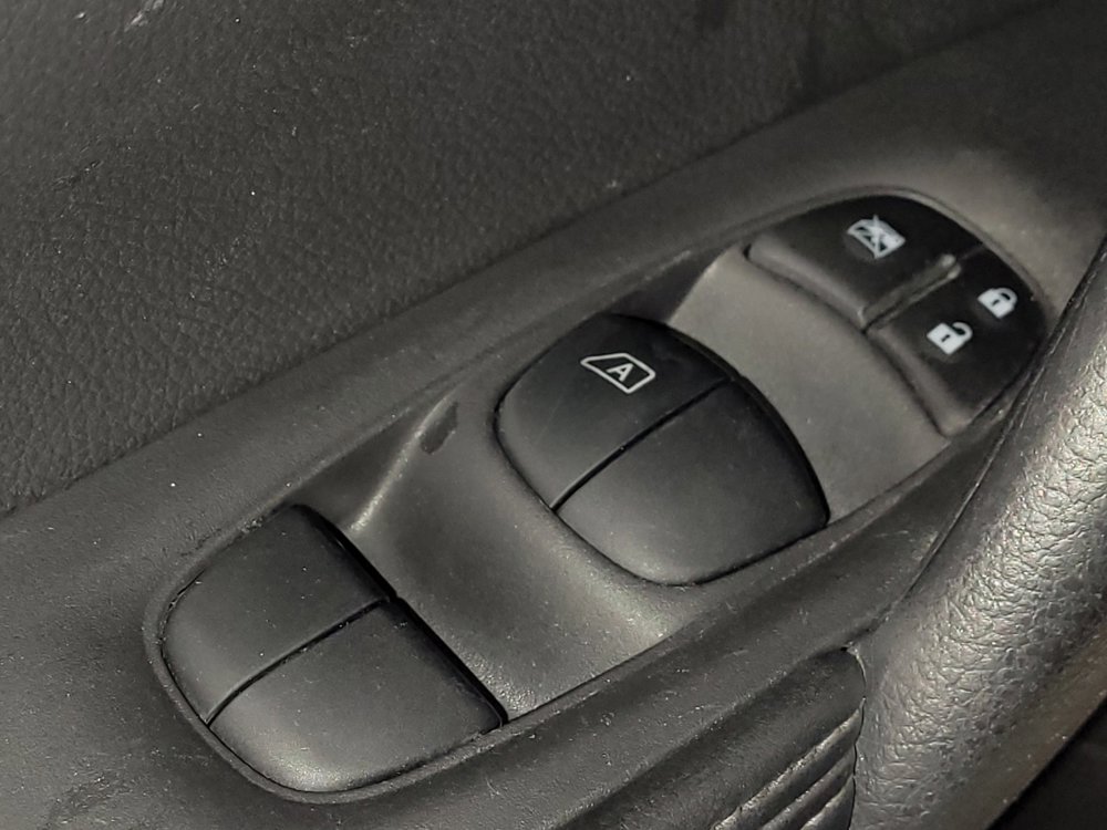 Used 2016 Nissan Rogue SV FWD image 27