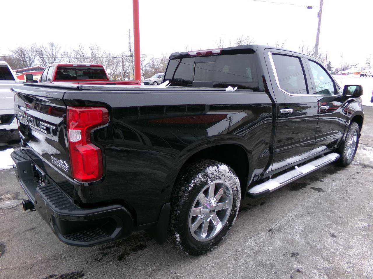 Used 2021 Chevrolet Silverado 1500 High Country w/ Technology Package image 3