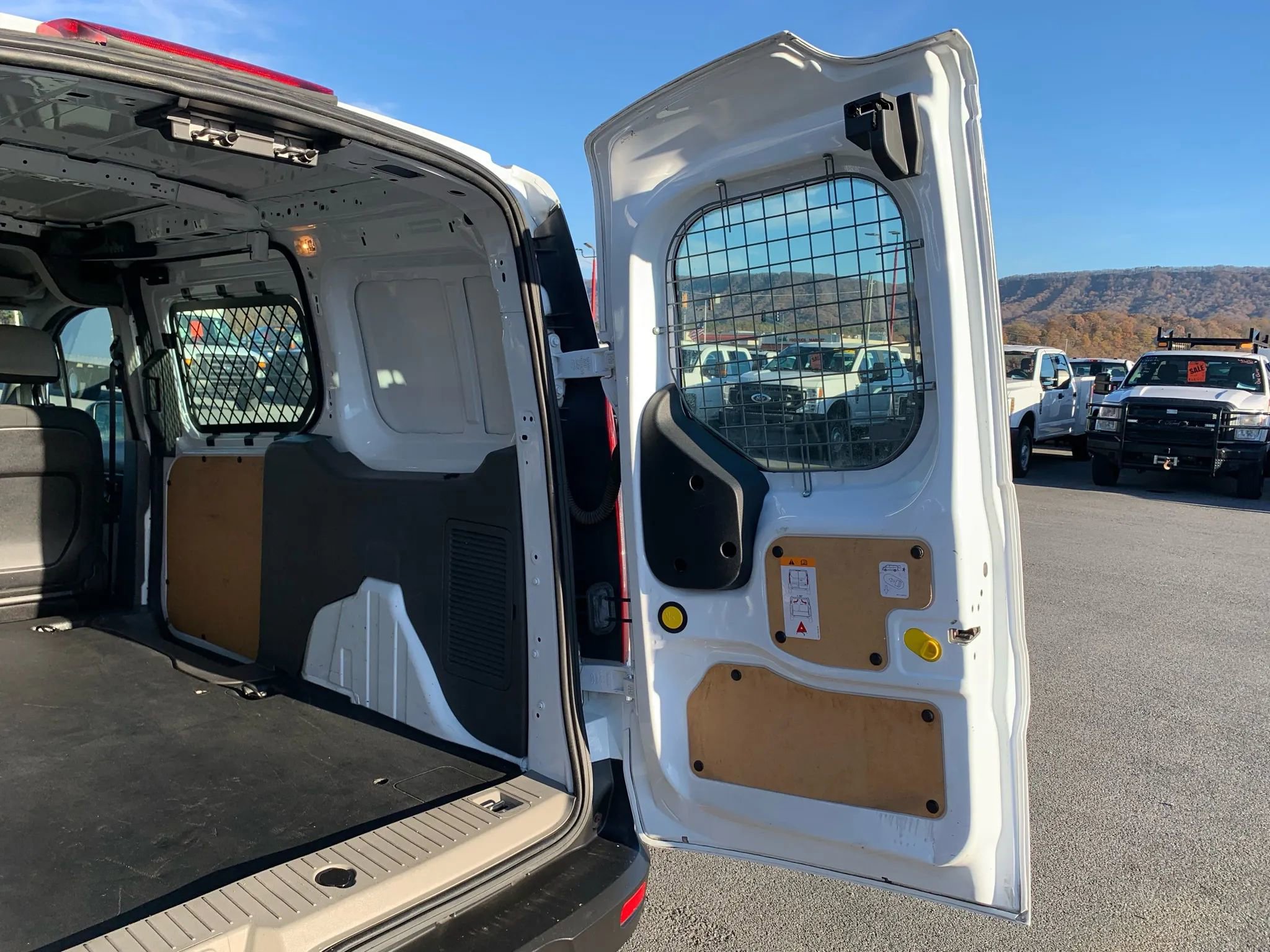 Used 2019 Ford Transit Connect XLT image 28