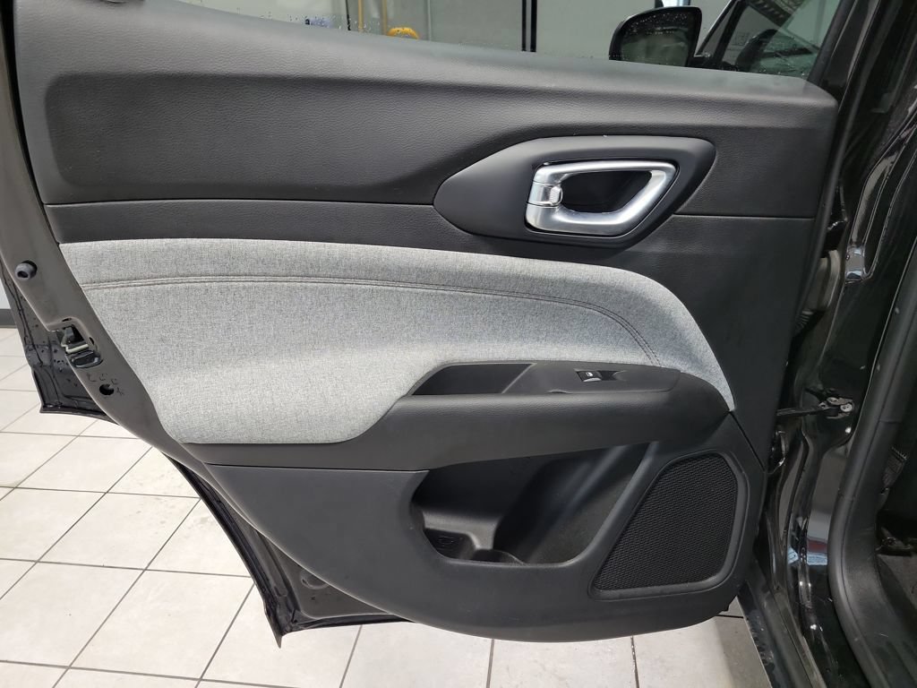 Used 2023 Jeep Compass Latitude AWD/4WD image 26