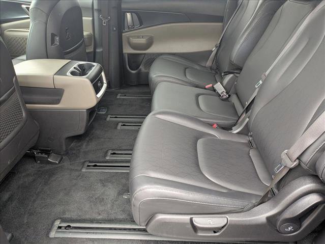 Used 2025 Kia Carnival image 18