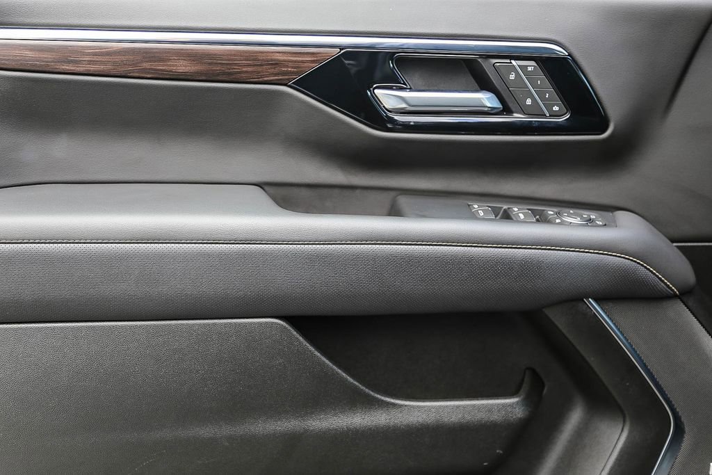 Used 2025 Chevrolet Suburban Premier image 22