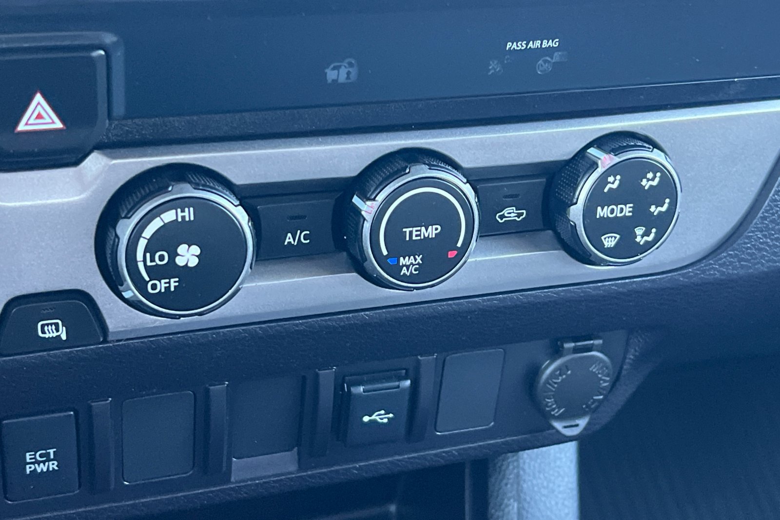 Used 2020 Toyota Tacoma SR5 AWD/4WD image 16
