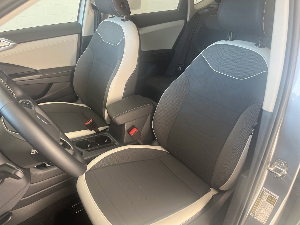 Certified 2025 Volkswagen Taos SE image 16