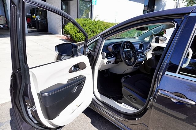 Used 2022 Chrysler Voyager LX FWD image 36