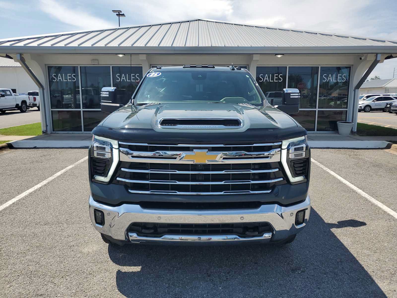 Used 2025 Chevrolet Silverado 2500 LTZ w/ LTZ Convenience Package AWD/4WD image 9