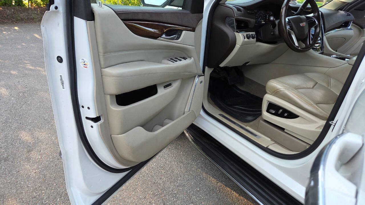 Used 2017 Cadillac Escalade Luxury AWD/4WD image 31