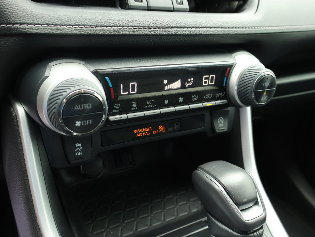 Used 2020 Toyota RAV4 XLE Premium FWD image 31