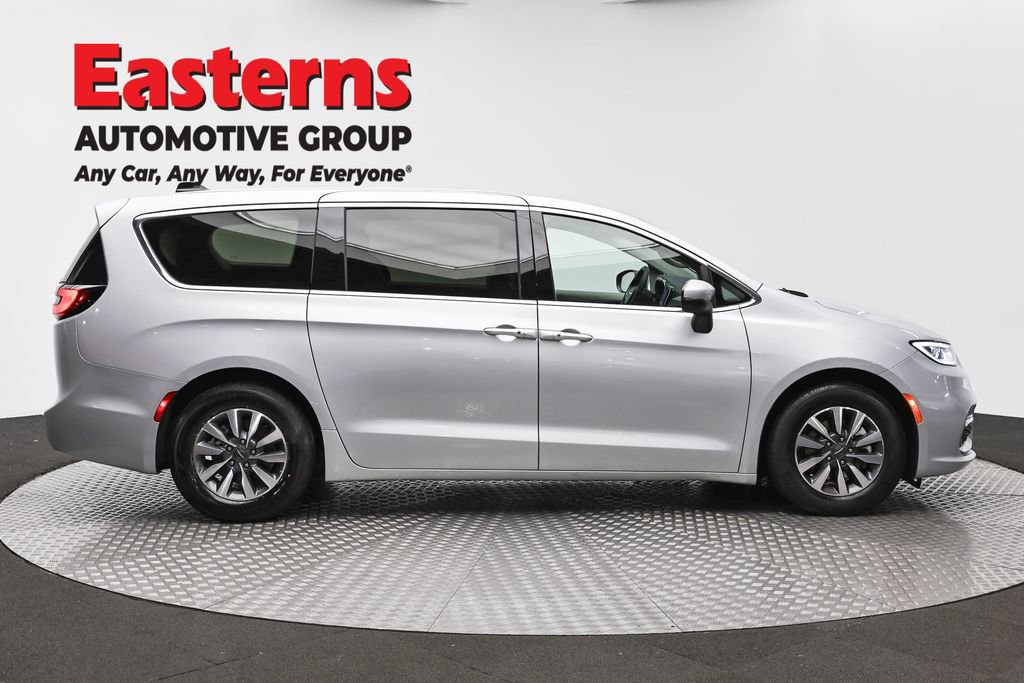 Used 2023 Chrysler Pacifica Touring-L image 4