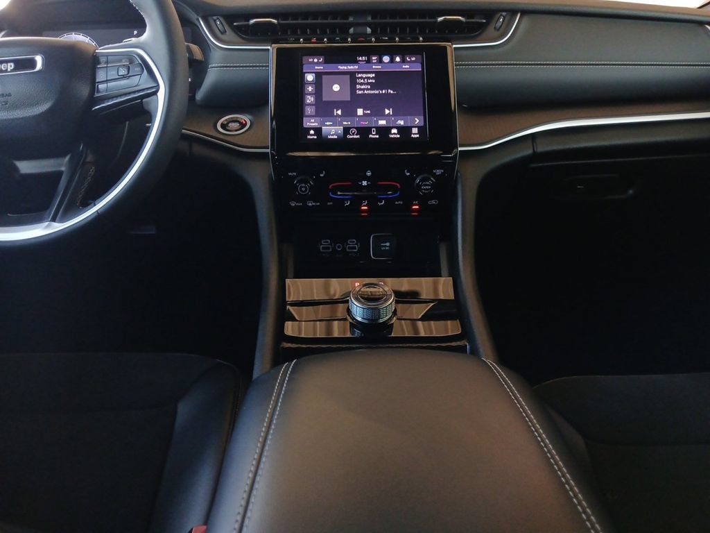 Used 2025 Jeep Grand Cherokee Altitude AWD/4WD image 16