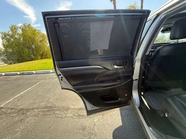 Used 2017 Toyota Highlander Limited Platinum w/ Carpet Mat Package FWD image 12