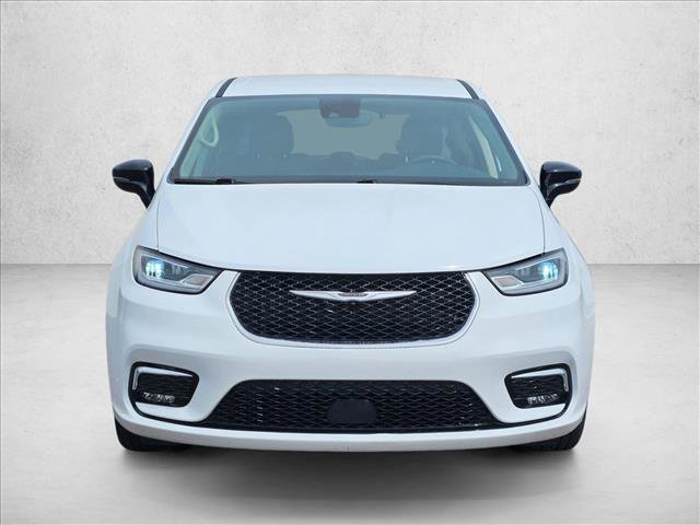 Used 2024 Chrysler Pacifica Touring-L FWD image 2