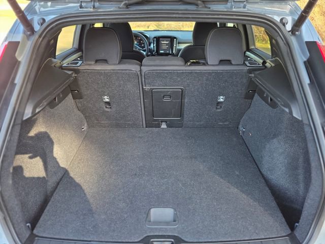 Used 2023 Volvo XC40 B5 Core image 5