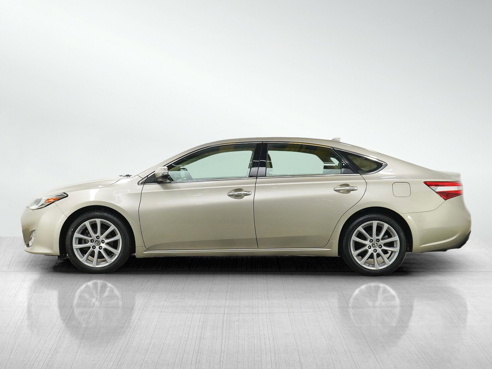 Used 2013 Toyota Avalon Limited FWD image 2