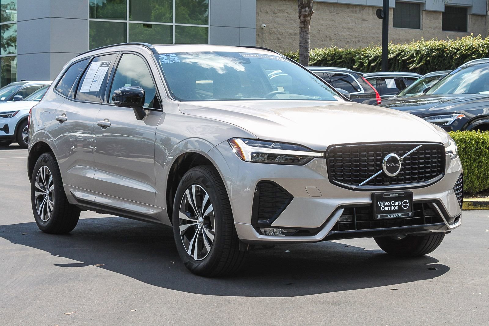 Used 2025 Volvo XC60 B5 Core AWD/4WD image 3