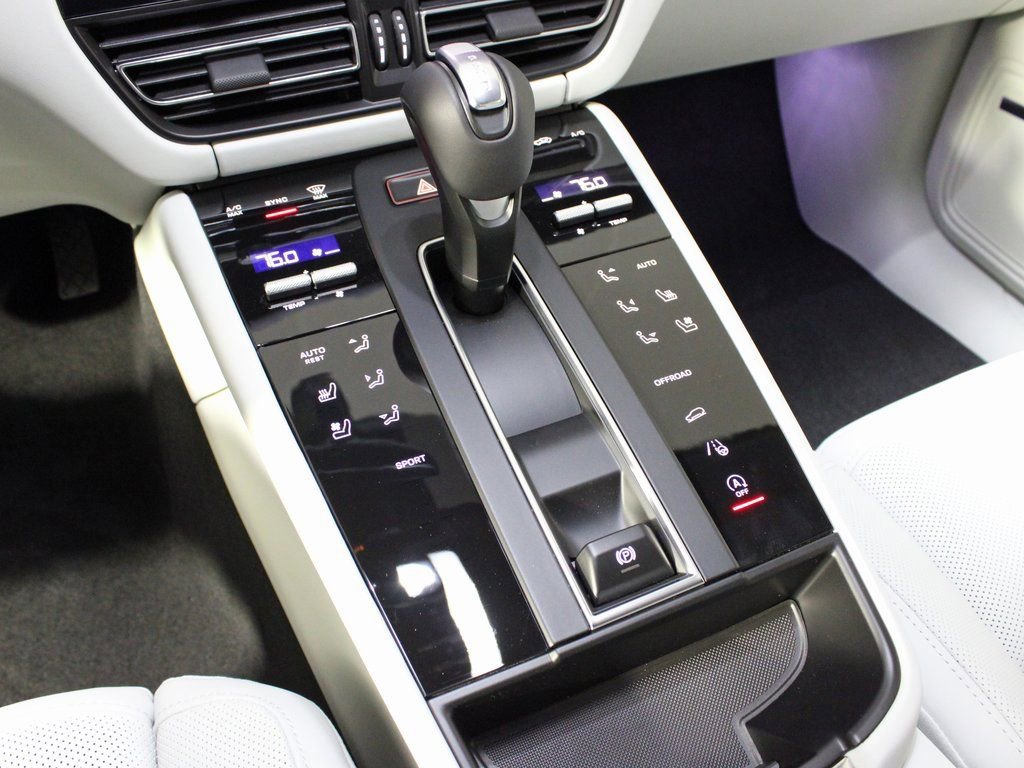 Certified 2025 Porsche Macan image 30