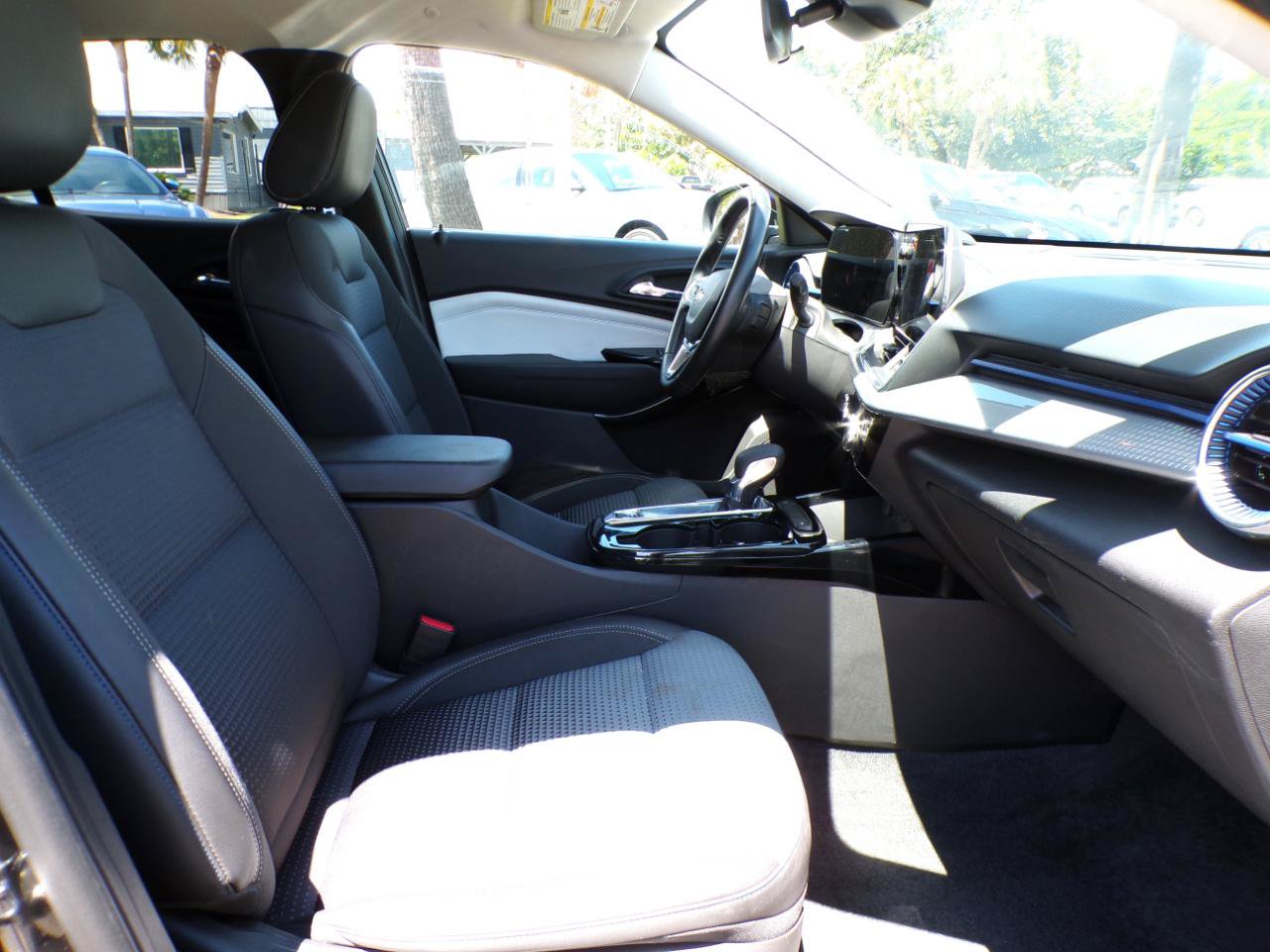 Used 2025 Chevrolet Trax LT w/ LT Convenience Package FWD image 15
