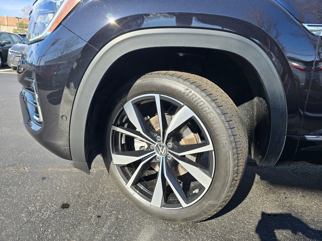 Used 2024 Volkswagen Atlas Cross Sport SEL Premium R-Line image 2