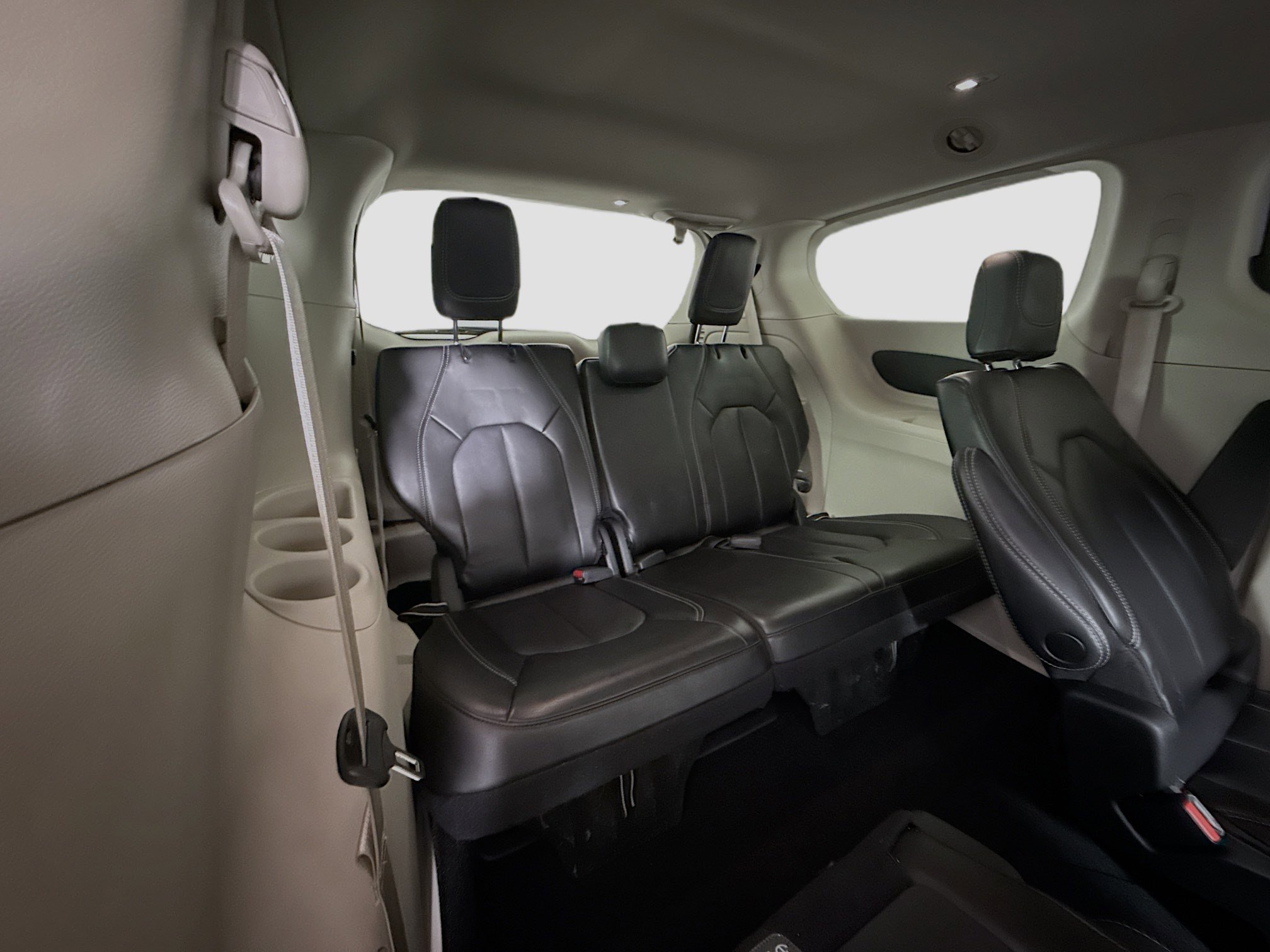 Used 2023 Chrysler Pacifica Touring-L image 41