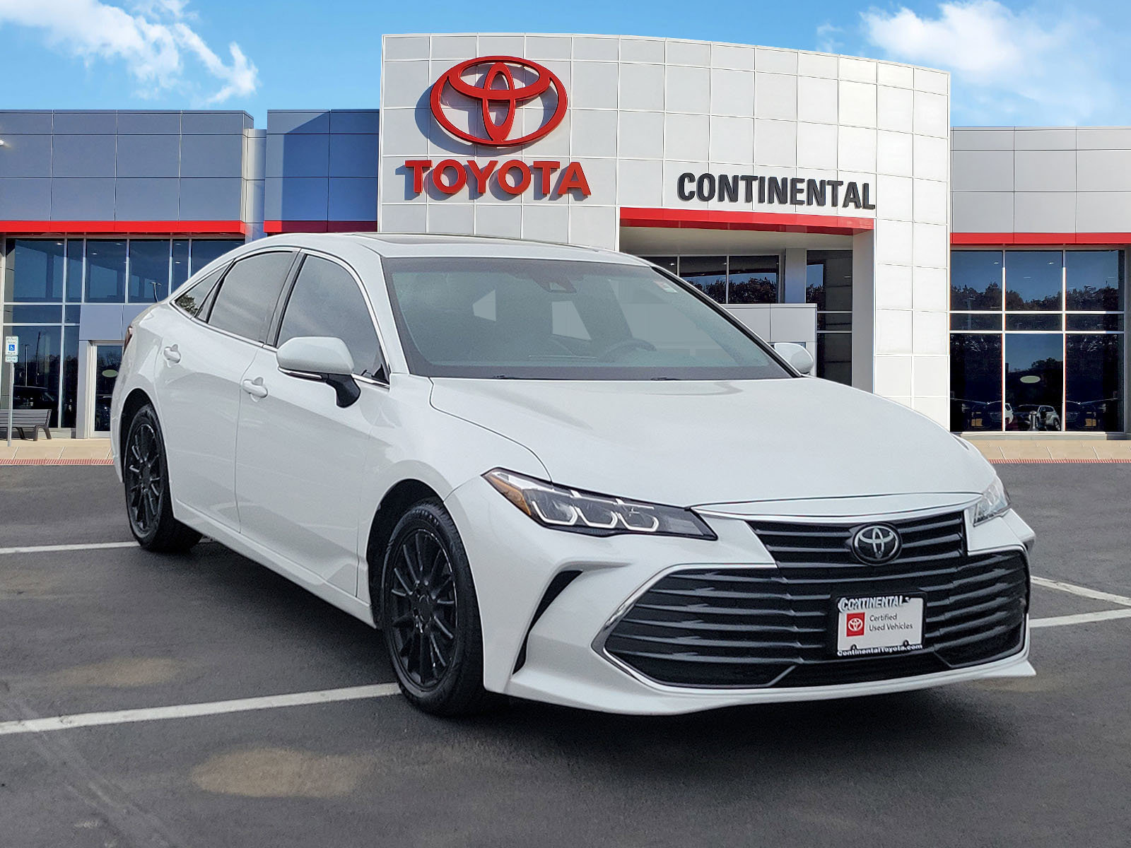 Certified 2019 Toyota Avalon XLE w/ Moonroof Package FWD image 2