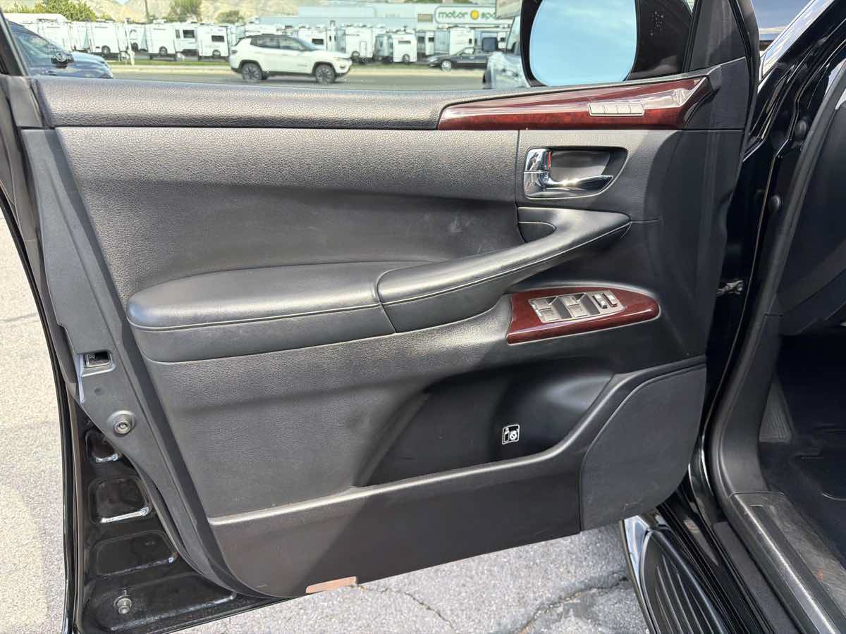 Used 2013 Lexus LX 570 4WD w/ Luxury Pkg image 10