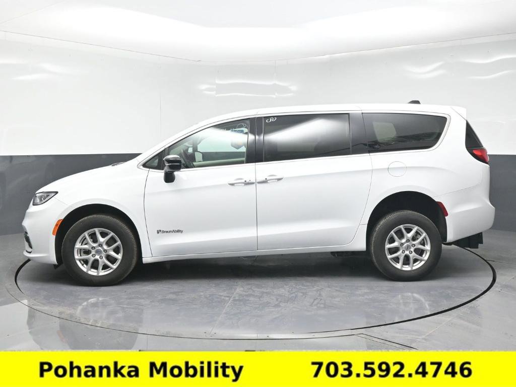 Used 2024 Chrysler Pacifica Touring-L image 21