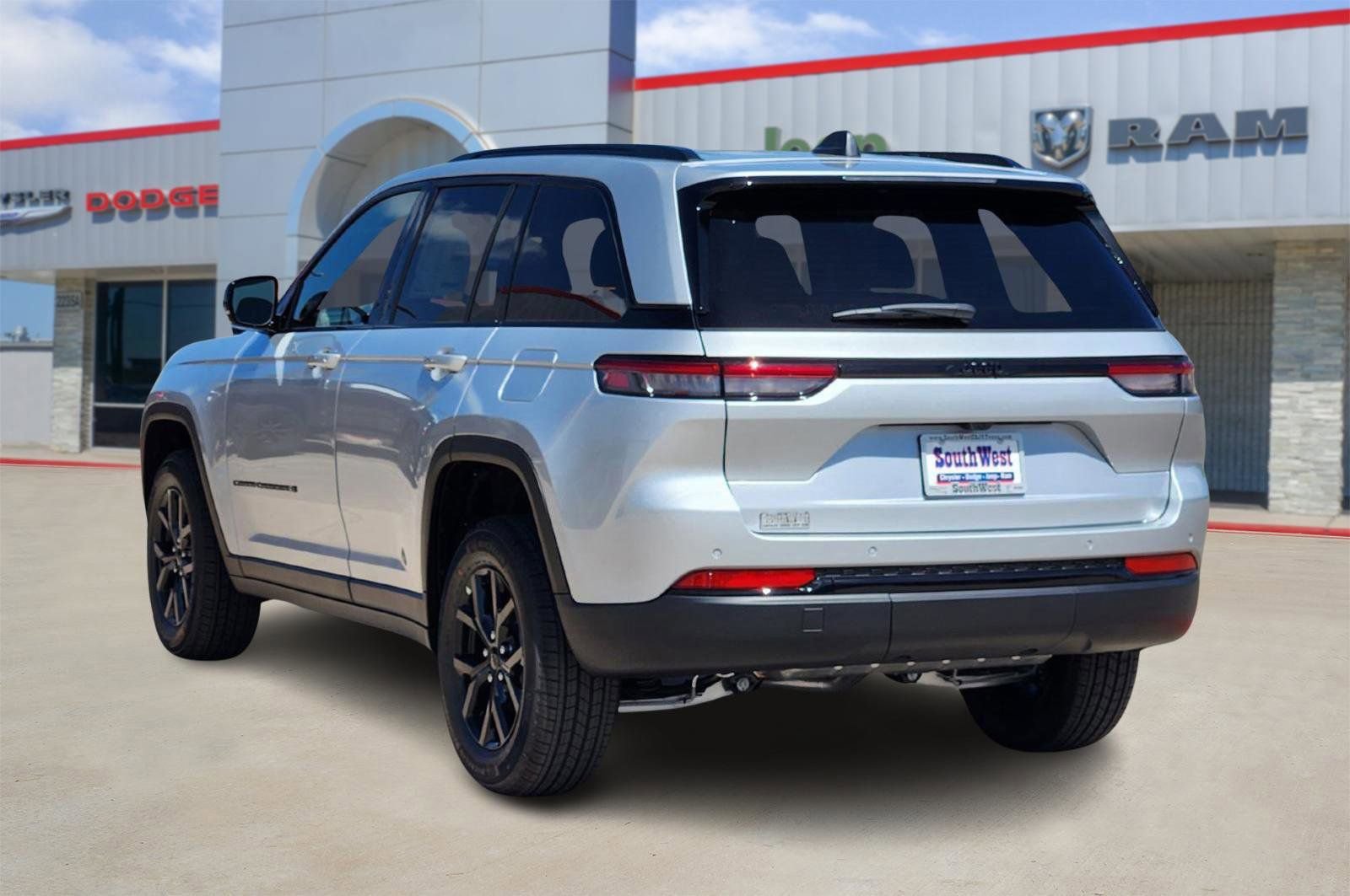 New 2025 Jeep Grand Cherokee Altitude image 4